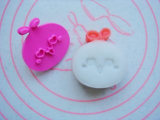 14、卡通冰皮月饼,按紧模具推出瓶胚。