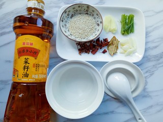 1、油泼辣子,准备好所有材料