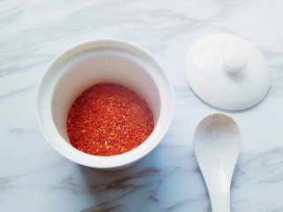 2、油泼辣子,将辣椒粉放入一个耐高温的容器中