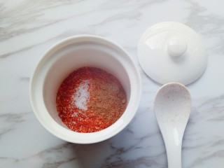 3、油泼辣子,辣椒粉中放入盐和十三香粉