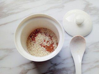 4、油泼辣子,在放入熟白芝麻