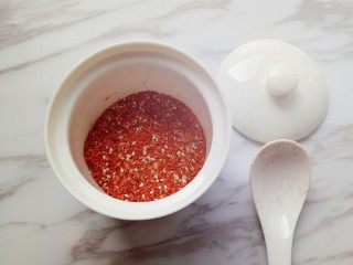 5、油泼辣子,搅拌均匀，放在一旁备用