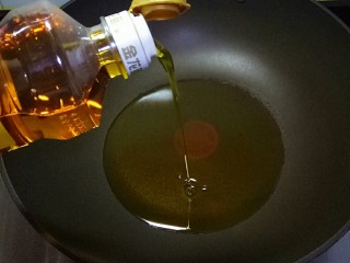 6、油泼辣子,锅中倒入金龙鱼菜籽油