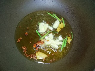 7、油泼辣子,加热至7.8成热，放入香料，中小火慢慢炸至，中间是不是搅拌一下香料