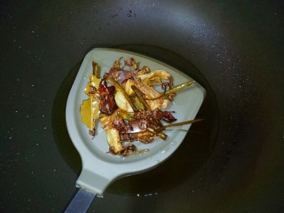 8、油泼辣子,将炸至金黄的香料捞出，转小火