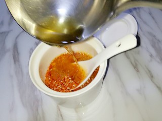 9、油泼辣子,用铁勺舀适量油浇在辣椒粉上，快速搅拌均匀