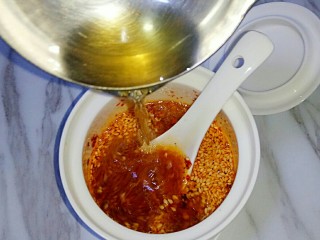 11、油泼辣子,分三次浇入菜籽油，搅拌均匀