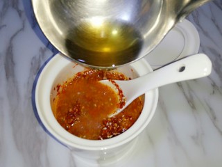 10、油泼辣子,紧接着在次舀适量油浇在辣椒油中，搅拌均匀