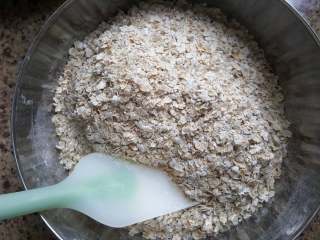 5、粗粮燕麦饼干,5.加入即食燕麦片。