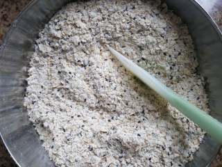 6、粗粮燕麦饼干,6.用刮刀翻拌均匀。