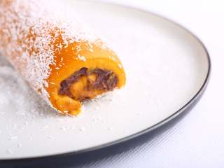 17、南瓜豆沙糯米卷,也可以根据自己的口味，用糖霜等代替椰蓉