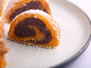 19、南瓜豆沙糯米卷,刚拿起来的时候会软软的，没有关系，切好放凉了就会成型哦