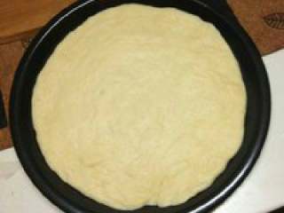 1、芝士榴莲披萨,我这个两份可以做稍微厚点饼的2个6寸，喜欢薄饼的可以分成3份，取1份用手推满披萨盘