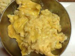 3、芝士榴莲披萨,这期间把鲜榴莲去核，碾碎