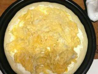 5、芝士榴莲披萨,铺上榴莲