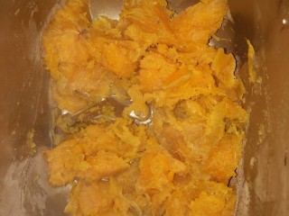 2、红薯番茄芝士披萨,剥皮打碎