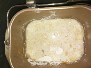 3、红薯番茄芝士披萨,加牛奶，酵母，面粉，玉米油开始和面