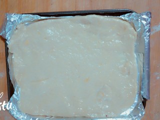 5、红薯番茄芝士披萨,擀好皮，放烤盘里