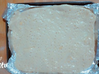 6、红薯番茄芝士披萨,用叉子把面饼扎满小孔