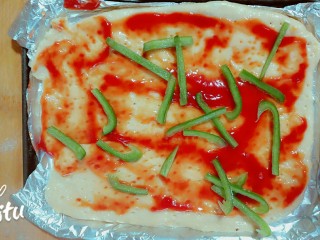 7、红薯番茄芝士披萨,抹番茄酱和柿子椒丝