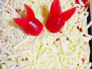 11、红薯番茄芝士披萨,撒芝士后，如果爱吃咸口味，在撒少许盐，放番茄小兔，然后放入烤箱30分钟