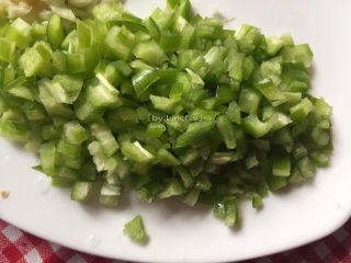 1、尖椒皮蛋,青椒洗净、去籽切细丁待用