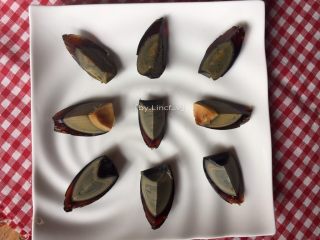 5、尖椒皮蛋,皮蛋去壳后切成小船状摆盘待用