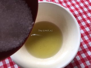 6、尖椒皮蛋,接着将麻油倒入碗中，加入白砂糖