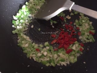 13、尖椒皮蛋,加入红椒丁翻炒