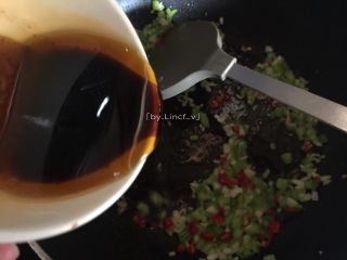 14、尖椒皮蛋,然后把搅拌好的酱倒入