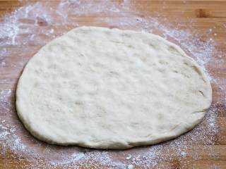 2、玛格丽特披萨,揉捏成想要的形状。