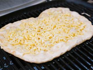 6、玛格丽特披萨,撒上芝蒙特利杰克芝士碎 。