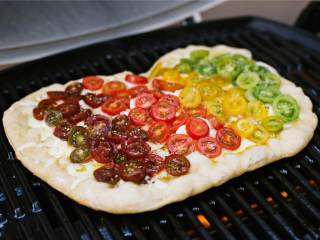 8、玛格丽特披萨,铺上紫色圣女果切片 ，红色圣女果切片 ，绿色圣女果切片 ，黄色圣女果切片 ，按颜色深浅排列。