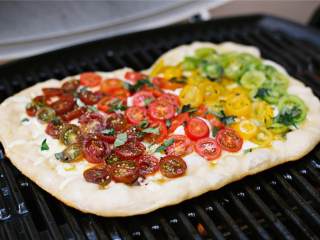 10、玛格丽特披萨,再烤3分钟，直到面皮变成金棕色。