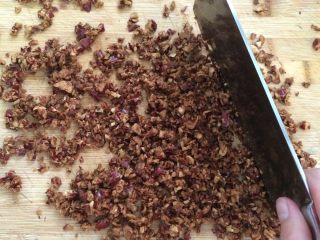 2、红枣低脂蛋糕,用刀把红枣切碎，切的越细越好。