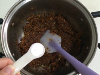 4、红枣低脂蛋糕,煮开后离火，加入苏打粉搅拌均匀。