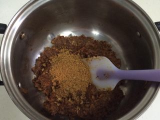 6、红枣低脂蛋糕,加入红糖，搅拌至红糖溶化备用。