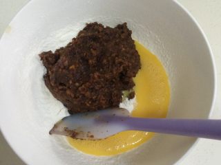 8、红枣低脂蛋糕,加入打散的鸡蛋和红枣、黄油等混合糊。