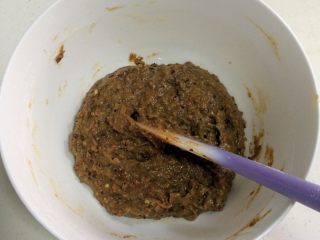 9、红枣低脂蛋糕,用橡皮刮刀翻拌均匀，从底部往上翻拌的方式，不要画圈搅拌，拌到面糊完全湿润后即可停止翻拌。