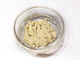 2、情迷披萨,将波兰种中的高粉、水、鲜酵母混合至无干粉状态放冰箱冷藏17小时。