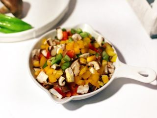 3、情迷披萨,青红黄三椒切丁、蘑菇切丁备用。