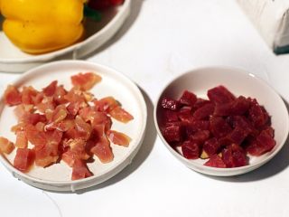 4、情迷披萨,牛肉切小块，鸡腿去皮去骨切小块。