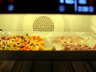 6、情迷披萨,烤箱预热180度后入烤箱烘烤8分钟。