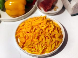 7、情迷披萨,南瓜切细条大火蒸烂熟。