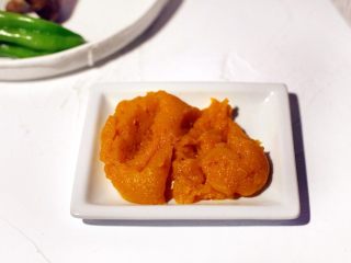 8、情迷披萨,取南瓜泥20克放凉备用。