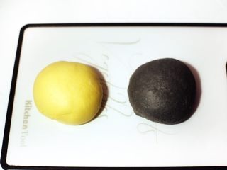 9、情迷披萨,将波兰种面团各取20克混入竹炭主面团与南瓜主面团中揉至扩展状态，盖保鲜膜醒发30分钟。