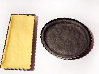 10、情迷披萨,将醒好的面团排气整形入披萨盘