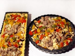 11、情迷披萨,面团扎孔，刷披萨酱后撒少许披萨草，铺上芝士碎，最上层摆放各种披萨馅料。