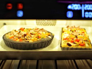 12、情迷披萨,烤箱预热200度后入烤箱烘烤20分钟。