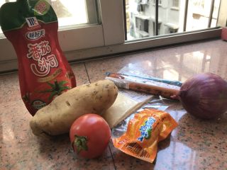 1、特制土豆披萨,其实里面的馅料没有规定你喜欢吃什么就放什么，鸡肉，猪肉，牛肉，培根都行，不过这些就需要切碎炒熟备用